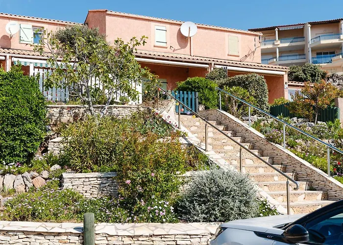 Pavillon Avec 2 Terrasses Et Parking Privé à Saint Pierre La - Fr-1-409-268 Villa *